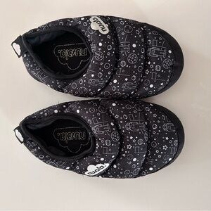 Nuvola. 28/29 Black Kids Slippers (US11)